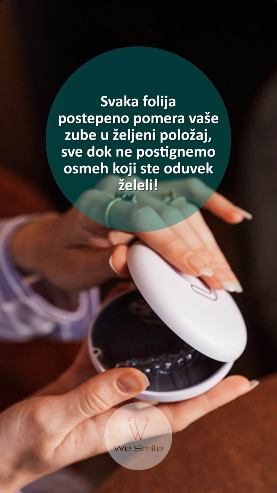 Providna folija za ispravljanje zuba u ruci pacijenta
